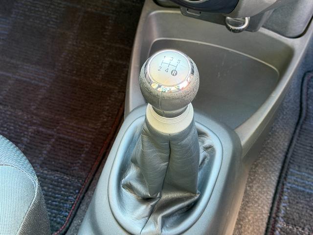 ヴィッツ ＲＳ　ＦＵ３０６９　カロッツェリアナビ　ＤＶＤ　ＳＤ　ワンセグ　バックカメラ　ＥＴＣ　ウインカー付電格ミラー　オートエアコン　革巻きハンドル　キーレス　ＨＩＤヘッド　フォグ　５速マニュアル　純正１６ＡＷ（28枚目）