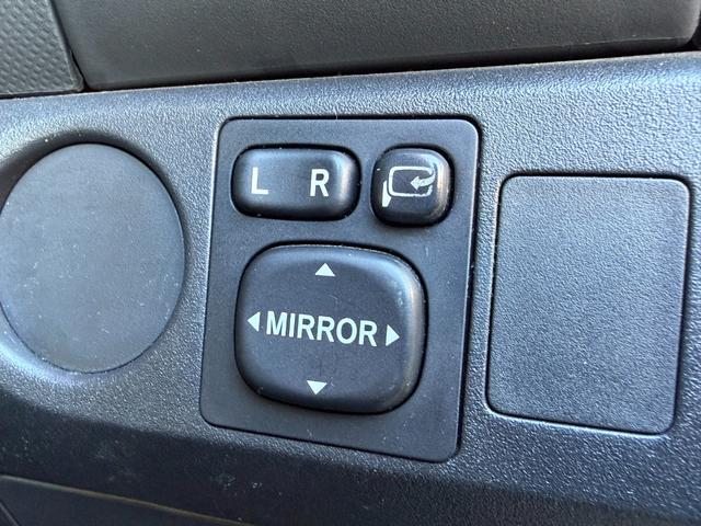 ヴィッツ ＲＳ　ＦＵ３０６９　カロッツェリアナビ　ＤＶＤ　ＳＤ　ワンセグ　バックカメラ　ＥＴＣ　ウインカー付電格ミラー　オートエアコン　革巻きハンドル　キーレス　ＨＩＤヘッド　フォグ　５速マニュアル　純正１６ＡＷ（30枚目）