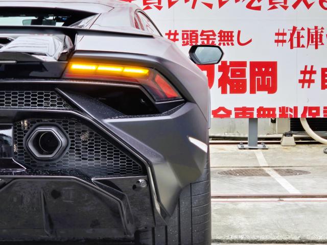 ウラカン 　ＦＵ０９０２　アドペルソナムカラー　マッドブラック　Ｎａｒｖｉ２０インチ鍛造軽量ホイール　イエローカーボンブレーキキャリパー　リアボンネット／ビジブルカーボン　スタイルパック／ハイグロスブラック（9枚目）