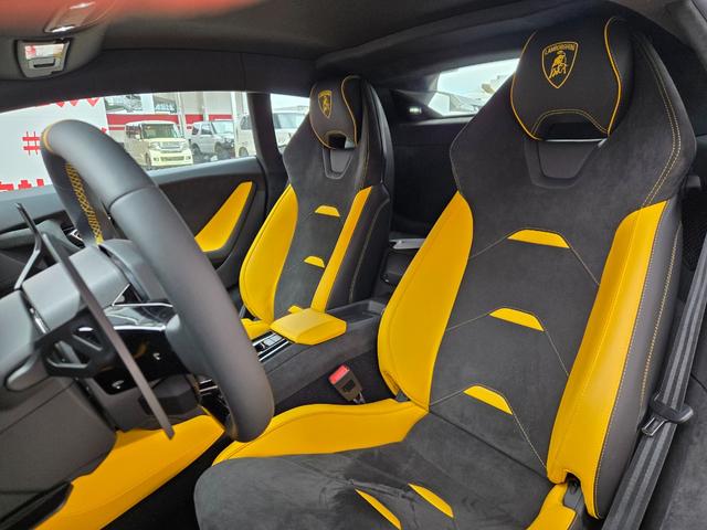 ウラカン 　ＦＵ０９０２　アドペルソナムカラー　マッドブラック　Ｎａｒｖｉ２０インチ鍛造軽量ホイール　イエローカーボンブレーキキャリパー　リアボンネット／ビジブルカーボン　スタイルパック／ハイグロスブラック（14枚目）