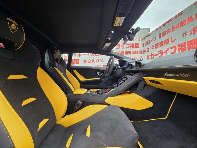 ウラカン 　ＦＵ０９０２　アドペルソナムカラー　マッドブラック　Ｎａｒｖｉ２０インチ鍛造軽量ホイール　イエローカーボンブレーキキャリパー　リアボンネット／ビジブルカーボン　スタイルパック／ハイグロスブラック（16枚目）