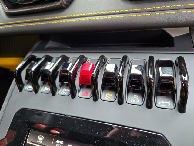 ウラカン 　ＦＵ０９０２　アドペルソナムカラー　マッドブラック　Ｎａｒｖｉ２０インチ鍛造軽量ホイール　イエローカーボンブレーキキャリパー　リアボンネット／ビジブルカーボン　スタイルパック／ハイグロスブラック（19枚目）