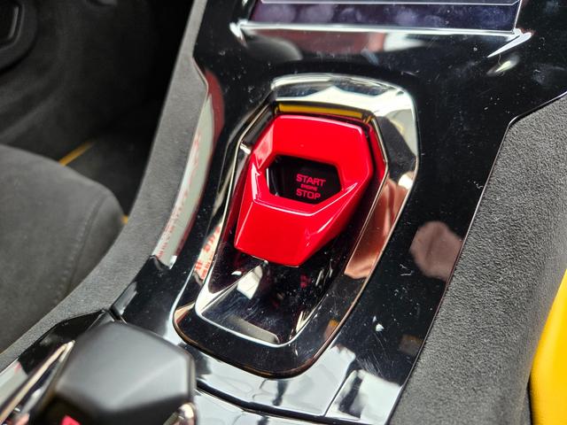 ウラカン 　ＦＵ０９０２　アドペルソナムカラー　マッドブラック　Ｎａｒｖｉ２０インチ鍛造軽量ホイール　イエローカーボンブレーキキャリパー　リアボンネット／ビジブルカーボン　スタイルパック／ハイグロスブラック（21枚目）