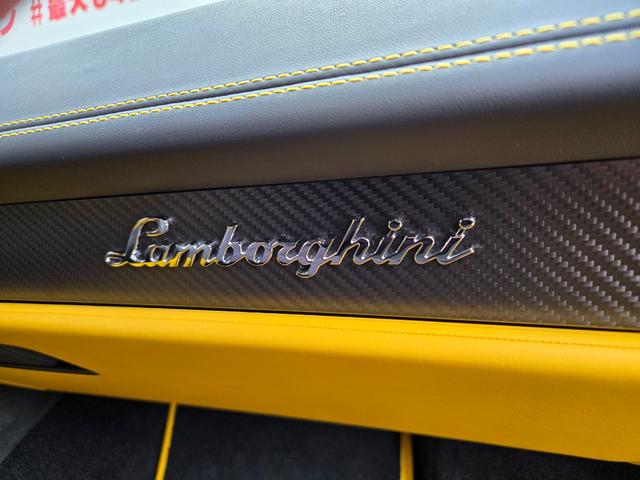 ウラカン 　ＦＵ０９０２　アドペルソナムカラー　マッドブラック　Ｎａｒｖｉ２０インチ鍛造軽量ホイール　イエローカーボンブレーキキャリパー　リアボンネット／ビジブルカーボン　スタイルパック／ハイグロスブラック（24枚目）