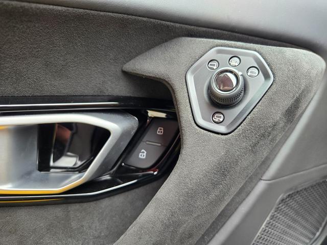 ウラカン 　ＦＵ０９０２　アドペルソナムカラー　マッドブラック　Ｎａｒｖｉ２０インチ鍛造軽量ホイール　イエローカーボンブレーキキャリパー　リアボンネット／ビジブルカーボン　スタイルパック／ハイグロスブラック（25枚目）