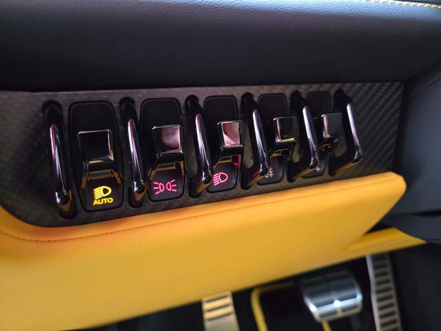 ウラカン 　ＦＵ０９０２　アドペルソナムカラー　マッドブラック　Ｎａｒｖｉ２０インチ鍛造軽量ホイール　イエローカーボンブレーキキャリパー　リアボンネット／ビジブルカーボン　スタイルパック／ハイグロスブラック（26枚目）