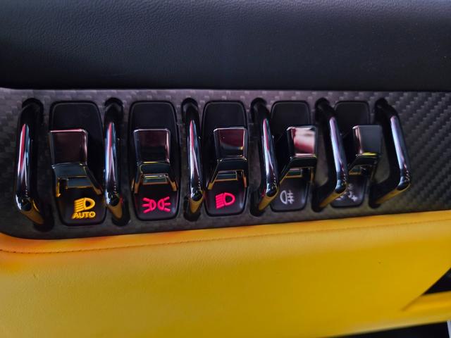 ウラカン 　ＦＵ０９０２　アドペルソナムカラー　マッドブラック　Ｎａｒｖｉ２０インチ鍛造軽量ホイール　イエローカーボンブレーキキャリパー　リアボンネット／ビジブルカーボン　スタイルパック／ハイグロスブラック（27枚目）