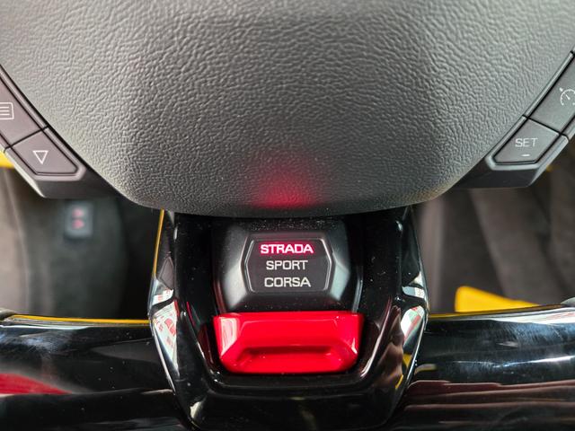 ウラカン 　ＦＵ０９０２　アドペルソナムカラー　マッドブラック　Ｎａｒｖｉ２０インチ鍛造軽量ホイール　イエローカーボンブレーキキャリパー　リアボンネット／ビジブルカーボン　スタイルパック／ハイグロスブラック（30枚目）