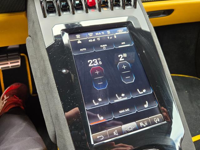 ウラカン 　ＦＵ０９０２　アドペルソナムカラー　マッドブラック　Ｎａｒｖｉ２０インチ鍛造軽量ホイール　イエローカーボンブレーキキャリパー　リアボンネット／ビジブルカーボン　スタイルパック／ハイグロスブラック（40枚目）