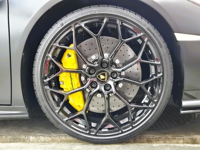 ウラカン 　ＦＵ０９０２　アドペルソナムカラー　マッドブラック　Ｎａｒｖｉ２０インチ鍛造軽量ホイール　イエローカーボンブレーキキャリパー　リアボンネット／ビジブルカーボン　スタイルパック／ハイグロスブラック（43枚目）