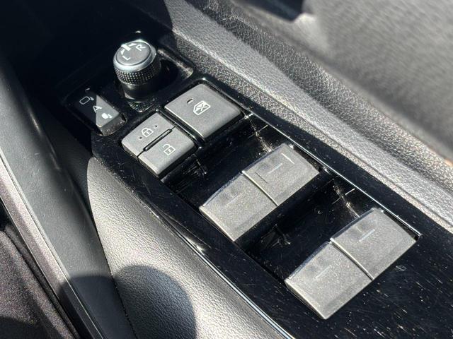 カローラツーリング ハイブリッド　ダブルバイビー　ＦＵ３２９７　主な装備純正９インチディスプレイオーディオ　ＣＤ　ＤＶＤ　Ｂｌｕｅｔｏｏｔｈ　ハンズフリー　ビルトインＥＴＣ　革巻きハンドル　ステアリングスイッチ　レーダークルーズコントロール（29枚目）