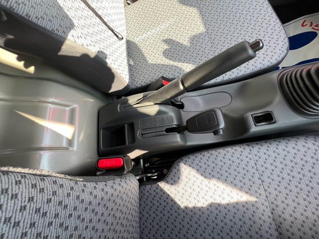 キャリイトラック KCエアコン・パワステ農繁仕様 届出済未使用車 デフロック パートタイム4WD 高低二段切替式 5速ミッション キーレスエントリー パワーウィンド付 アイドリングストップ 横滑り防止装置(9枚目)