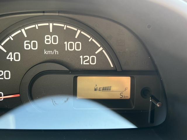 キャリイトラック KCエアコン・パワステ農繁仕様 届出済未使用車 デフロック パートタイム4WD 高低二段切替式 5速ミッション キーレスエントリー パワーウィンド付 アイドリングストップ 横滑り防止装置(10枚目)