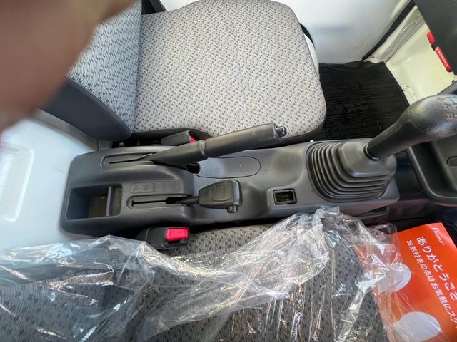 キャリイトラック ＫＣパワステ農繁仕様　４ＷＤ　デフロック　走行２６９１１ｋｍ　車検２年付　４枚リーフ　５速ミッション　パワーステアリング　三方開　積載可能量３５０ｋｇ（11枚目）