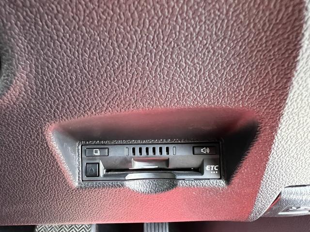 プリウス Ｓセーフティプラス　エアロ　ＬＥＤヘッドライト　純正９インチナビ地デジＴＶ　バックカメラ　Ｂｌｕｅｔｏｏｔｈ　スマートキー　ＥＴＣ　ヘッドアップディスプレイ　衝突軽減ブレーキ　レーンアシスト　オートマチックハイビーム（9枚目）