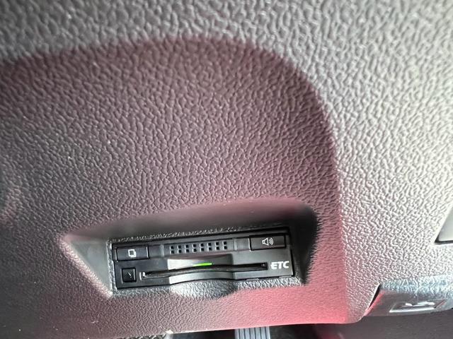 プリウス Ａツーリングセレクション　モデリスタエアロ　ＬＥＤライト　９インチナビ地デジ　Ｂカメラ　Ｂｌｕｅｔｏｏｔｈ　ＥＴＣ　スマートキー　レザーシート　シートヒーター　衝突軽減ブレーキ　レーンディパーチャー　オートマチックハイビーム（12枚目）