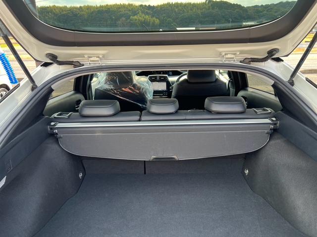 プリウス Ａツーリングセレクション　モデリスタエアロ　ＬＥＤライト　９インチナビ地デジ　Ｂカメラ　Ｂｌｕｅｔｏｏｔｈ　ＥＴＣ　スマートキー　レザーシート　シートヒーター　衝突軽減ブレーキ　レーンディパーチャー　オートマチックハイビーム（13枚目）