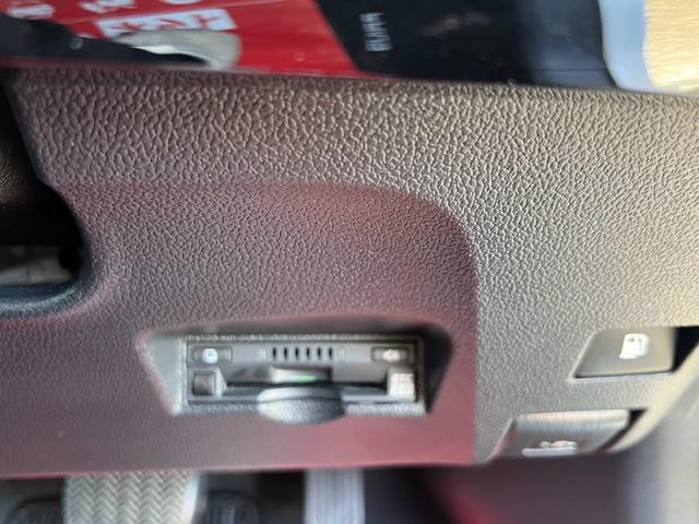 プリウス Ｓセーフティプラス　車検２年付　エアロパーツ　ツーリング１７インチＡＷ　タイヤ新品　９インチナビ地デジＴＶ　バックカメラ　Ｂｌｕｅｔｏｏｔｈ　スマートキー　ＥＴＣ　レーダークルーズコントロール　トヨタセーフティーセンス（11枚目）