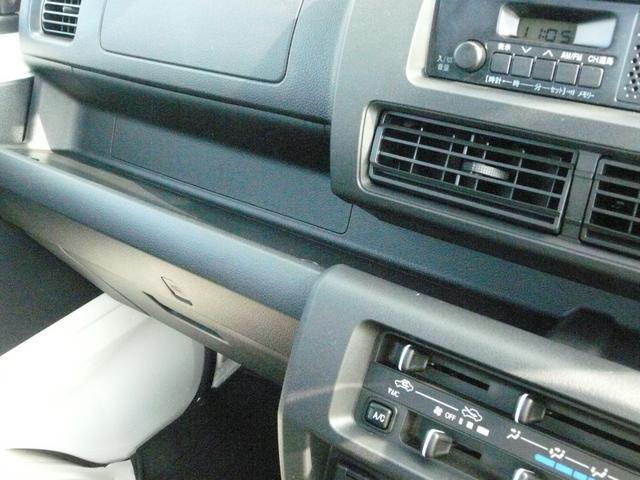 手元に小物が置けて便利です。