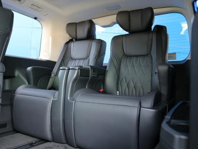 プレミアム Premium 6人運転席8ウェイパワーシート&助手席4ウェイパワーシート(快適温熱シート)エグゼクティブパワーシート(リヤ席1列目2列目快適温熱シート)本革+木目調ステアリングステアリングスイッチ(10枚目)