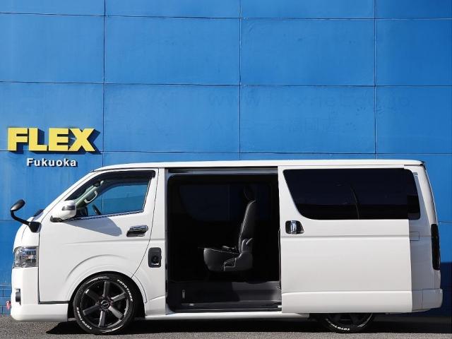 レジアスエースバン スーパーGL ダークプライム ディーゼルターボ ギブソンエアロ バッドフェイスボンネット マットブラック塗装 CRSホイール オーバーフェンダー ヴァレンティドアミラーウインカー LEDテールランプ シートカバー 7インチナビ(6枚目)