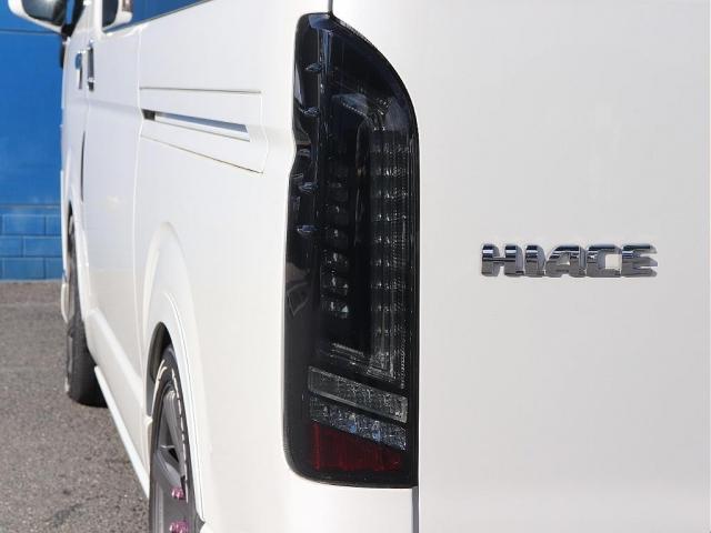 レジアスエースバン スーパーGL ダークプライム ディーゼルターボ ギブソンエアロ バッドフェイスボンネット マットブラック塗装 CRSホイール オーバーフェンダー ヴァレンティドアミラーウインカー LEDテールランプ シートカバー 7インチナビ(10枚目)