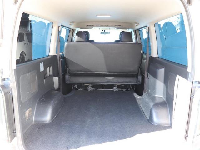 レジアスエースバン スーパーGL ダークプライム ディーゼルターボ ギブソンエアロ バッドフェイスボンネット マットブラック塗装 CRSホイール オーバーフェンダー ヴァレンティドアミラーウインカー LEDテールランプ シートカバー 7インチナビ(15枚目)