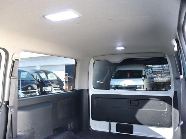 レジアスエースバン スーパーGL ダークプライム ディーゼルターボ ギブソンエアロ バッドフェイスボンネット マットブラック塗装 CRSホイール オーバーフェンダー ヴァレンティドアミラーウインカー LEDテールランプ シートカバー 7インチナビ(16枚目)