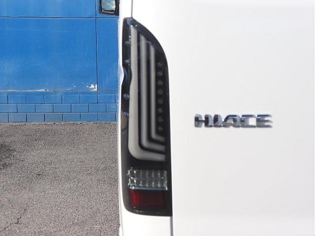 ハイエースバン スーパーＧＬ　ダークプライムＩＩ　高年式ワンオーナー車　ナスカータイヤ　ＡＬＰＩＮＥ１１型ナビ　ＰＶＭナビ連動　エンジンルームカバー　デジタルインナーミラー　バルベロＨＥＸ１７ＡＷ　パノラミックビューモニター　ＥＴＣ（17枚目）