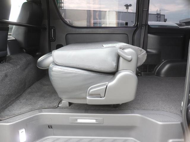 ハイエースバン スーパーＧＬ　ダークプライムＩＩ　７型ＤＰＩＩ２．８ディーゼル　ＴＯＹＯ　Ｈ３０タイヤ　純正７型ナビ　ドライブレコーダー　リアフィルム施工　両側自動ドア　	ＡＣ１００Ｖ電源　ＬＥＤルームランプ　バックカメラ　ＥＴＣ（17枚目）