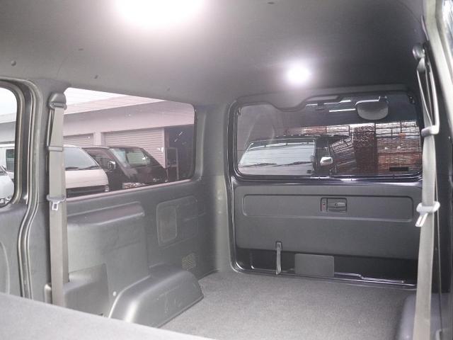 ハイエースバン スーパーＧＬ　ダークプライムＩＩ　７型ＤＰＩＩ２．８ディーゼル　ＴＯＹＯ　Ｈ３０タイヤ　純正７型ナビ　ドライブレコーダー　リアフィルム施工　両側自動ドア　	ＡＣ１００Ｖ電源　ＬＥＤルームランプ　バックカメラ　ＥＴＣ（18枚目）