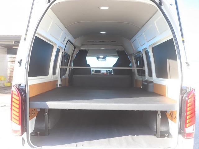 ハイエースバン ＳロングワイドＤＸ　ＧＬパッケージ　ベッドキット設置で車中泊にも大活躍　ドアミラーボディ同色塗装　ＬＥＤテールランプ　インテック　運転席ＢＲＩＤＥシート　ＦＬＥＸオリジナルシートカバー　運転席ＦＬＥＸアームレスト（2枚目）