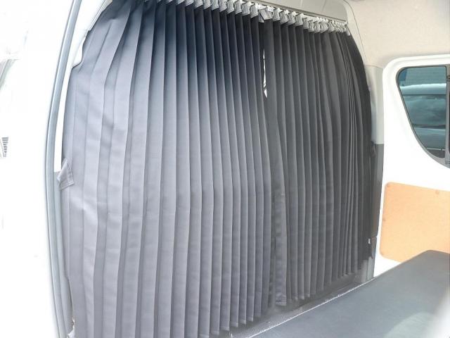 ハイエースバン ＳロングワイドＤＸ　ＧＬパッケージ　ベッドキット設置で車中泊にも大活躍　ドアミラーボディ同色塗装　ＬＥＤテールランプ　インテック　運転席ＢＲＩＤＥシート　ＦＬＥＸオリジナルシートカバー　運転席ＦＬＥＸアームレスト（3枚目）