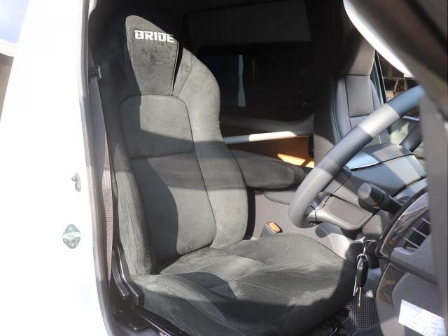 ハイエースバン ＳロングワイドＤＸ　ＧＬパッケージ　ベッドキット設置で車中泊にも大活躍　ドアミラーボディ同色塗装　ＬＥＤテールランプ　インテック　運転席ＢＲＩＤＥシート　ＦＬＥＸオリジナルシートカバー　運転席ＦＬＥＸアームレスト（4枚目）
