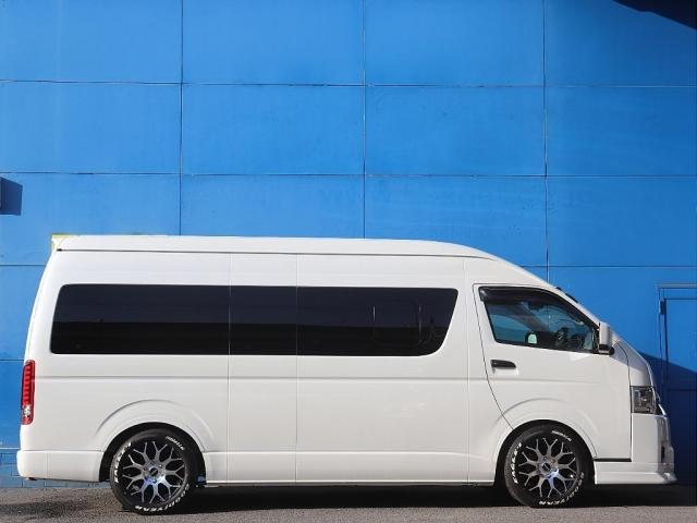 ハイエースバン ＳロングワイドＤＸ　ＧＬパッケージ　ベッドキット設置で車中泊にも大活躍　ドアミラーボディ同色塗装　ＬＥＤテールランプ　インテック　運転席ＢＲＩＤＥシート　ＦＬＥＸオリジナルシートカバー　運転席ＦＬＥＸアームレスト（9枚目）