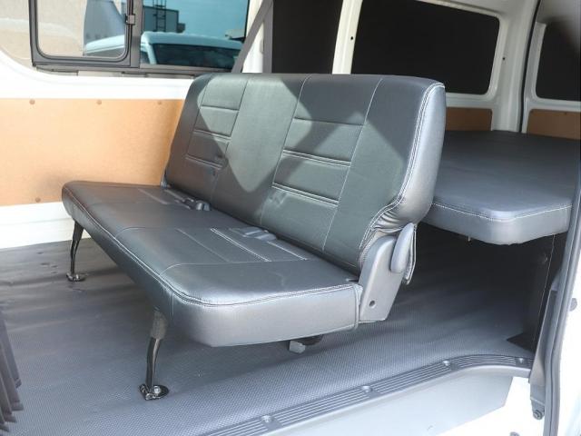 ハイエースバン ＳロングワイドＤＸ　ＧＬパッケージ　ベッドキット設置で車中泊にも大活躍　ドアミラーボディ同色塗装　ＬＥＤテールランプ　インテック　運転席ＢＲＩＤＥシート　ＦＬＥＸオリジナルシートカバー　運転席ＦＬＥＸアームレスト（14枚目）