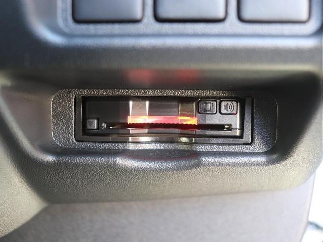 ハイエースバン ＳロングワイドＤＸ　ＧＬパッケージ　ベッドキット設置で車中泊にも大活躍　ドアミラーボディ同色塗装　ＬＥＤテールランプ　インテック　運転席ＢＲＩＤＥシート　ＦＬＥＸオリジナルシートカバー　運転席ＦＬＥＸアームレスト（16枚目）