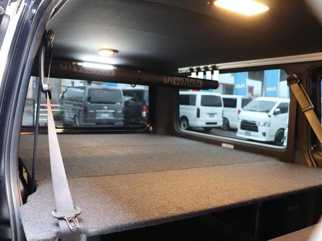 ハイエースバン スーパーＧＬ　ダークプライムＩＩ　ＵＩスライドフロア＆ベッドキット（2枚目）