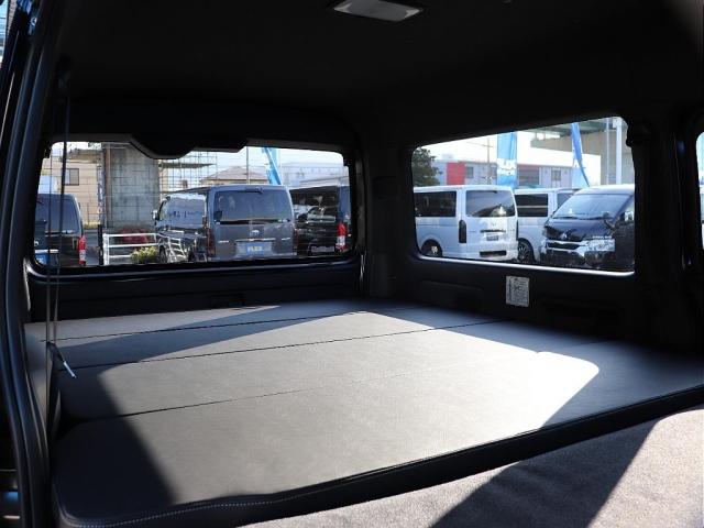 ハイエースバン スーパーＧＬ　ダークプライムＩＩ　ＡＬＰＩＮＥ１１型ナビ搭載　１．５インチローダウン　スタイリングＨＥＸ　１７インチＡＷ　ベッドキットｔｙｐｅ２　ＥＴＣ　デジタルインナーミラー　ＩＣＳ完備　プレステージテール　ＴＳＳＰ搭載（2枚目）