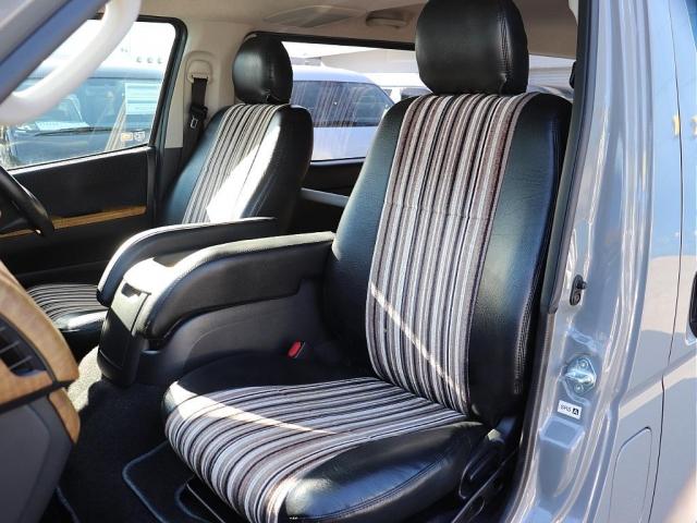 ハイエースバン ロングスーパーＧＬ　Ｒｅｎｏｃａ　ＣｏａｓｔＬｉｎｅｓ　黄木目インテリアパネル　黄木目シフトノブ　黄木目コンビステアリング　　ＤＥＡＮ　ＣＯＬＯＲＡＤＯ１６インチＡＷ　	純正メモリーナビ　メッキ部マットブラック塗装（12枚目）