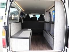 �ټ��κ�¦�˼�Ǽ�ȥ٥�������ȡ���¦�˥ơ��֥�ȥ����ץ��Ǽ�򤽤줾�������Ƥ��ޤ��� 3