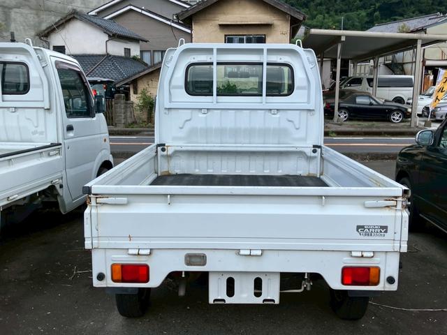 キャリイトラック ＫＣエアコン・パワステ　５速マニュアル車　４ＷＤ　荷台ゴムマット付　３方開　ヘッドライトレベライザー　ＦＭ／ＡＭラジオ　積載量３５０ｋｇ　車検整備付（9枚目）