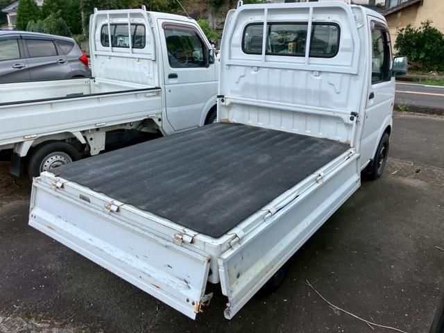 キャリイトラック ＫＣエアコン・パワステ　５速マニュアル車　４ＷＤ　荷台ゴムマット付　３方開　ヘッドライトレベライザー　ＦＭ／ＡＭラジオ　積載量３５０ｋｇ　車検整備付（15枚目）