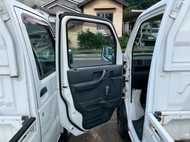 キャリイトラック ＫＣエアコン・パワステ　５速マニュアル車　４ＷＤ　荷台ゴムマット付　３方開　ヘッドライトレベライザー　ＦＭ／ＡＭラジオ　積載量３５０ｋｇ　車検整備付（16枚目）
