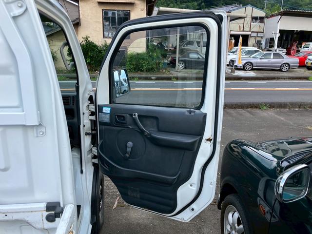 キャリイトラック ＫＣエアコン・パワステ　５速マニュアル車　４ＷＤ　荷台ゴムマット付　３方開　ヘッドライトレベライザー　ＦＭ／ＡＭラジオ　積載量３５０ｋｇ　車検整備付（17枚目）