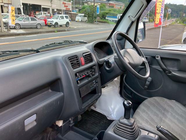 キャリイトラック ＫＣエアコン・パワステ　５速マニュアル車　４ＷＤ　荷台ゴムマット付　３方開　ヘッドライトレベライザー　ＦＭ／ＡＭラジオ　積載量３５０ｋｇ　車検整備付（18枚目）