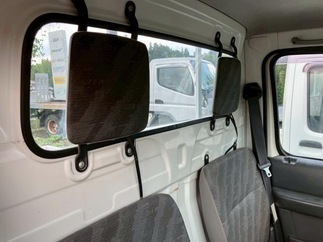 キャリイトラック ＫＣエアコン・パワステ　５速マニュアル車　４ＷＤ　荷台ゴムマット付　３方開　ヘッドライトレベライザー　ＦＭ／ＡＭラジオ　積載量３５０ｋｇ　車検整備付（28枚目）