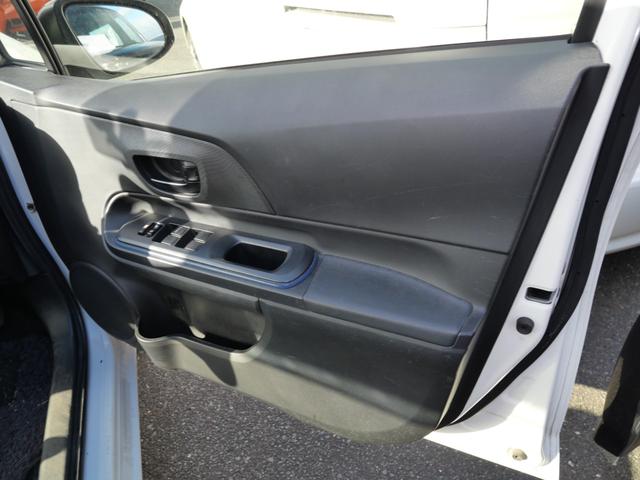 アクア Ｓ　キーレスエントリー　ナビ　フルセグ　バックモニター　ＥＴＣ　オートエアコン　電動格納ミラー　パワーステアリング　パワーウィンドウ（12枚目）