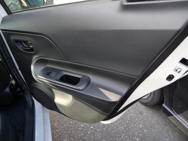 アクア Ｓ　キーレスエントリー　ナビ　フルセグ　バックモニター　ＥＴＣ　オートエアコン　電動格納ミラー　パワーステアリング　パワーウィンドウ（13枚目）