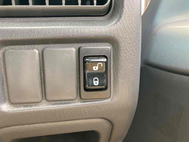 サンバーバン トランスポーター　４ＷＤ　ＡＴ　両側スライドドア　アルミホイール　エアコン　パワーステアリング　運転席エアバッグ　ＣＤ（33枚目）